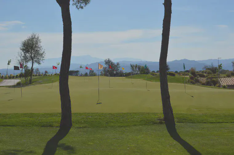 Creeping bentgrass practice green with lots of target flags in Girona.